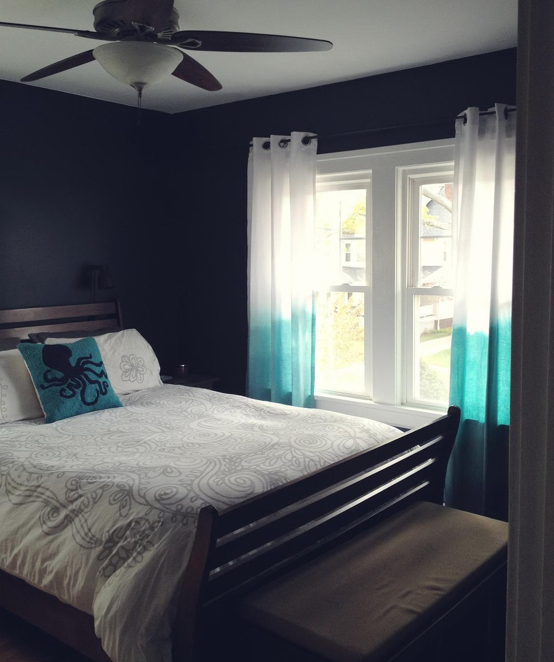 Бирюзовые шторы ombre в спальне